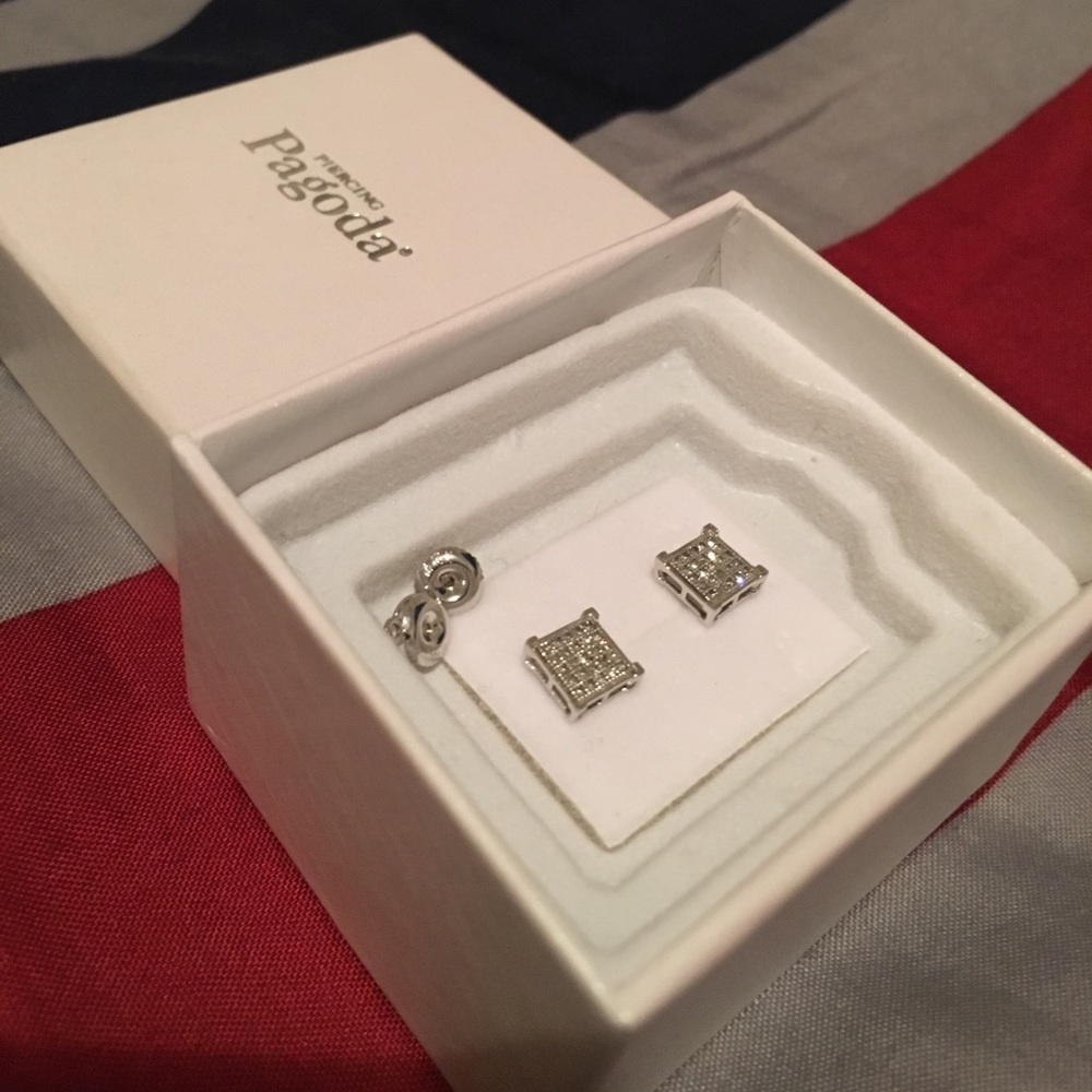 DW-1/8CTTW 10K WHITE GOLD SCREW ON EARRINGS